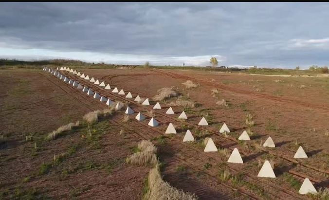 Giới phân tích cho rằng, "canh bạc lớn" của Moskva trong cuộc phản công này, là để quân chính quy “ngồi im câu cá” và "đặt cược" vào mặt trận Bắc Donetsk với đầy đủ quân số. Quân đội Nga cũng đã chuẩn bị nhiều vị trí phòng thủ cùng lúc ở hướng Krasny Liman và mặt trận Zaporozhye, để quân đội Ukraine "không dám động, không dám đánh".