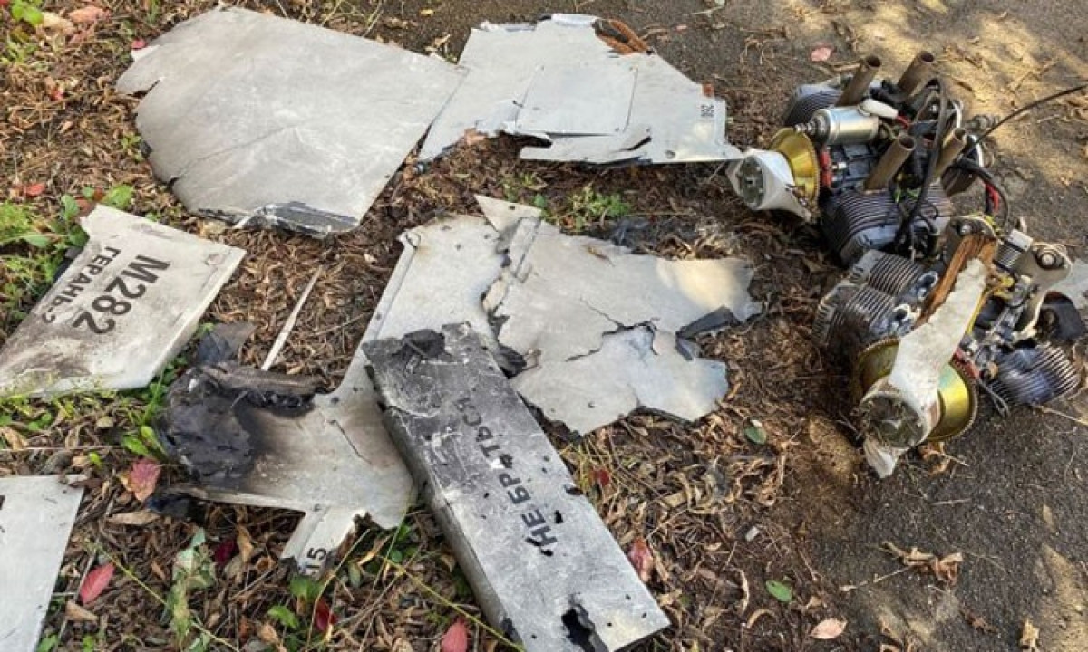 Các sản phẩm giống dân dụng không nằm trong phạm vi cấm vận của Mỹ, nên các quốc gia bị cấm vận có thể nhập khẩu với số lượng lớn và tự lắp ráp trên UAV của họ. Ví dụ, động cơ của chiếc Shahed-136 của Iran là động cơ xe máy có nguồn gốc từ Đức, nhưng chuyển giao công nghệ cho công ty Trung Quốc sản xuất.