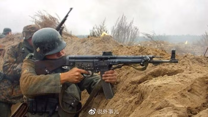 STG44 có độ chính xác bắn tương đối cao và tầm bắn hiệu quả là khoảng 300 mét. Tuy nhiên, khi tầm bắn tăng lên, thì đường đạn tản mát lớn; điều này làm hạn chế độ chính xác khi bắn mục tiêu ở tầm quá xa. Ảnh: Sina. 