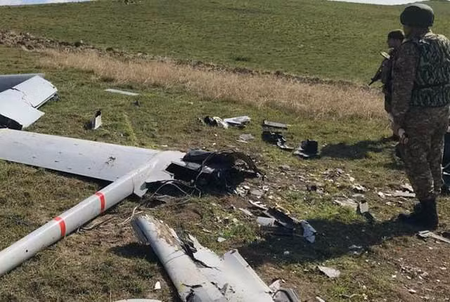 Đặc biệt là “niềm hy vọng” mang tên UAV TB2, mà Ukraine nhập của Thổ Nhĩ Kỳ bị lực lượng phòng không chiến trường của Quân đội Nga bắn hạ với số lượng lớn, nhuệ khí của Quân đội Ukraine bắt đầu giảm sút và tình hình càng tệ hơn, khi Quân đội Ukraine không đủ khả năng trinh sát.