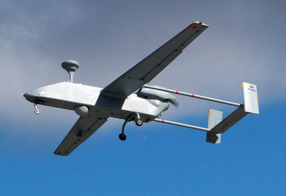 Paul Lushenko đã viết bài về hoạt động của UAV ở chiến trường Ukraine, trên cơ sở các thông tin liên quan mà quân đội Mỹ thu được; thông tin cho biết: Ukraine đã sử dụng nhiều loại UAV thương mại và quân sự khác nhau ngay từ đầu, và đạt được kết quả tốt trong giai đoạn đầu của cuộc chiến.