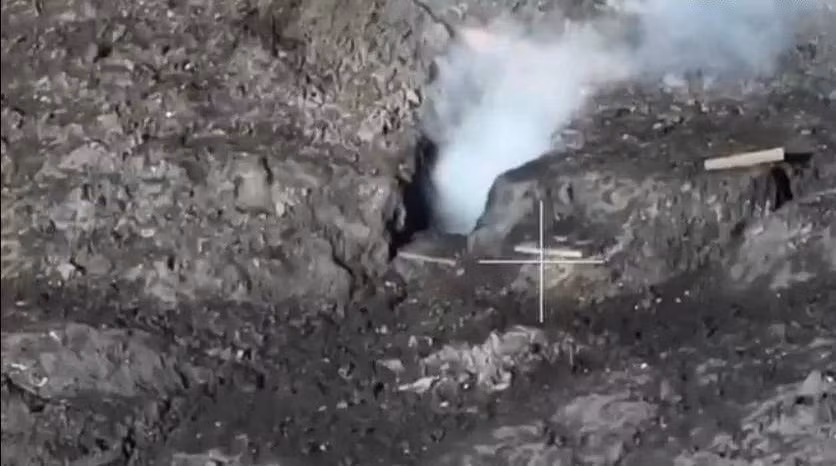 Điều đáng chú ý là trong 9 năm qua, Quân đội Ukraine đã xây dựng ở Nhà máy luyện cốc và trên núi sỉ thái nhiều công trình phòng ngự kiên cố. Họ đã xây dựng nhiều km đường hầm dưới lòng đất ở núi xỉ thải để kết nối với công trình ngầm có sẵn của khu vực nhà máy luyện cốc; tạo thành thế phòng thủ liên hoàn, vững chắc.