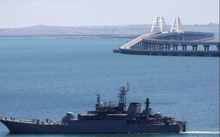 2. Theo thông tin của hãng tin RIA Novosti, một trong những mục tiêu chính là cầu Crimea. Lực lượng phòng không Nga đã đẩy lùi cuộc tấn công và cây cầu không bị thiệt hại gì. Mọi chi tiết về cuộc tấn công vẫn chưa được tiết lộ.