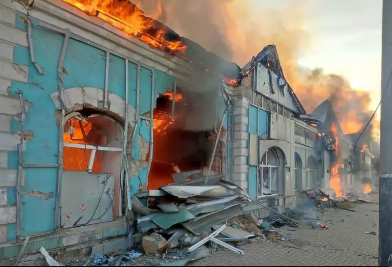 Bị tổn thất nặng, quân Ukraine buộc phải rút lui về những khu vực mà họ đã quen dựa vào để phòng thủ như các tòa nhà kiên cố, nhà máy. Và lần này là một nhà máy gạch địa phương, tại đây có cả tầng hầm, biến nơi đây thành trận địa phòng ngự và quân Ukraine đang cố gắng giữ vững.