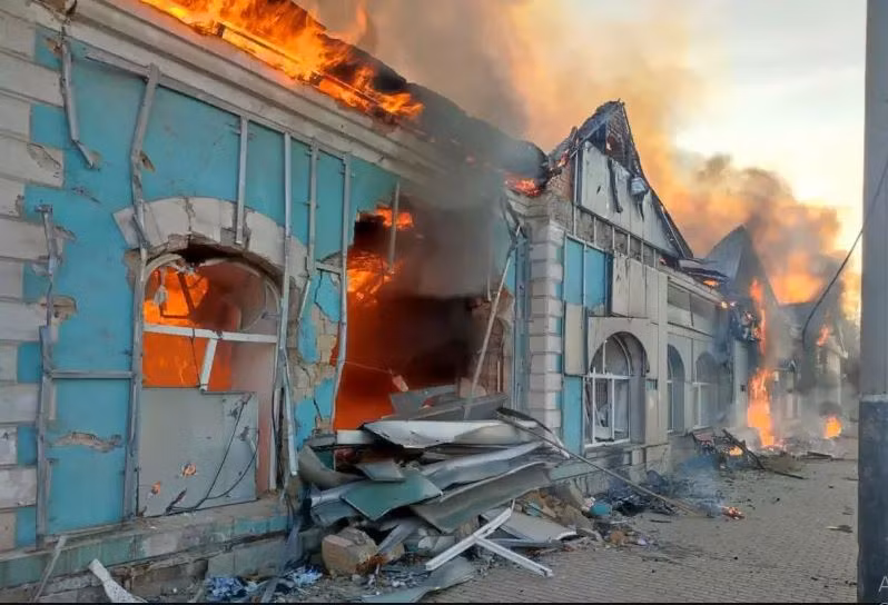 Bị tổn thất nặng, quân Ukraine buộc phải rút lui về những khu vực mà họ đã quen dựa vào để phòng thủ như các tòa nhà kiên cố, nhà máy. Và lần này là một nhà máy gạch địa phương, tại đây có cả tầng hầm, biến nơi đây thành trận địa phòng ngự và quân Ukraine đang cố gắng giữ vững.