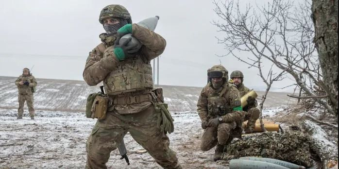 Tuy nhiên, không thể đánh giá thấp về sự kháng cự của Quân đội Ukraine tại đây. Chiến thuật của Ukraine là dựa vào các làng mạc, tòa nhà, nhà máy, để chiến đấu phòng thủ, cầm chân và tiêu hao quân Nga, không thể cho quân Nga tiến quân nhanh. (Nguồn ảnh: Topwar, Sputnik, Ukrinform, CNN).