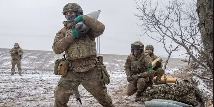 Tuy nhiên, không thể đánh giá thấp về sự kháng cự của Quân đội Ukraine tại đây. Chiến thuật của Ukraine là dựa vào các làng mạc, tòa nhà, nhà máy, để chiến đấu phòng thủ, cầm chân và tiêu hao quân Nga, không thể cho quân Nga tiến quân nhanh. (Nguồn ảnh: Topwar, Sputnik, Ukrinform, CNN).