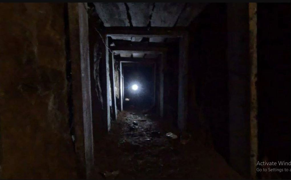 Kênh RVvoenkory đưa tin, trong kế hoạch tấn công vào Toretsk, quân Nga đã gây bất ngờ lớn cho lực lượng Ukraine phòng thủ tại đây, bằng cách sử dụng đường hầm chỉ rộng 90cm dưới lòng đất, vừa đủ để một binh sĩ với đầy đủ vũ khí cá nhân bò qua.