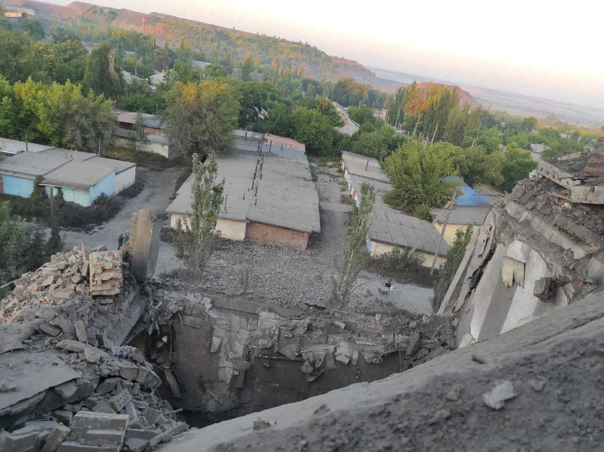 Kênh Readovka trên mạng xã hội Telegram đưa tin, Quân đội Nga cũng đang phát triển hướng tấn công vào làng New York; quân Nga đã chiếm tiểu khu Petrovskaya Gora trong làng làng New York, sau những đợt hỏa lực bắn phá ác liệt.