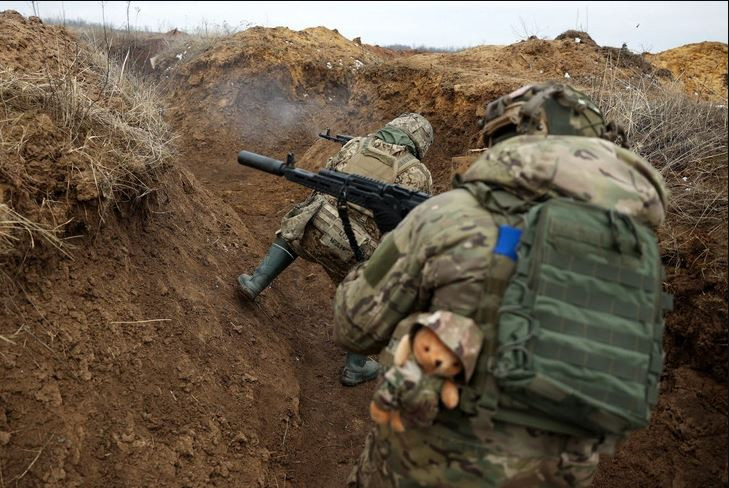 Với chiến thuật tấn công trực diện thông thường, dù quân Nga có vượt qua được thì cũng sẽ bị tổn thất rất lớn, nên chỉ huy chiến dịch Nga đã dùng mưu để vượt qua toàn bộ tuyến phòng thủ kiên cố của đối phương, đó là tận dụng các đường hầm khai mỏ và cả đào đường hầm. 