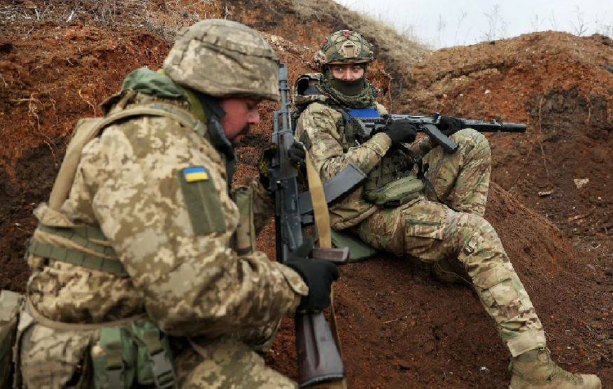 Quân Ukraine phòng thủ tại Pivdenne thường xuyên sử dụng UAV để kiểm soát mọi động tĩnh, có thể sẽ phát hiện sớm các nhóm xung kích trên đường đi. Đặc biệt là việc vượt qua bãi mìn với chiều rộng trên 1 km, là hành động rất khó khăn và nguy hiểm.