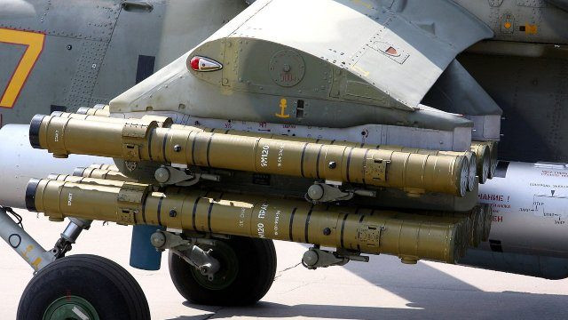 Đáng chú ý là trực thăng MI-28H có khả năng sử dụng cả tên lửa chống tăng Sturm và Ataka ở các giá treo bên ngoài. Hệ thống Sturm, bao gồm tên lửa 9K121В Vihr-B, sử dụng cơ chế dẫn đường bằng laser, có thể tấn công các mục tiêu bọc thép ở cự ly tối đa 8 km.