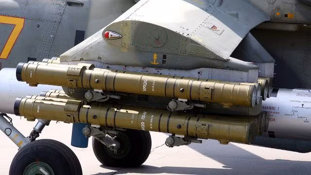 Đáng chú ý là trực thăng MI-28H có khả năng sử dụng cả tên lửa chống tăng Sturm và Ataka ở các giá treo bên ngoài. Hệ thống Sturm, bao gồm tên lửa 9K121В Vihr-B, sử dụng cơ chế dẫn đường bằng laser, có thể tấn công các mục tiêu bọc thép ở cự ly tối đa 8 km.