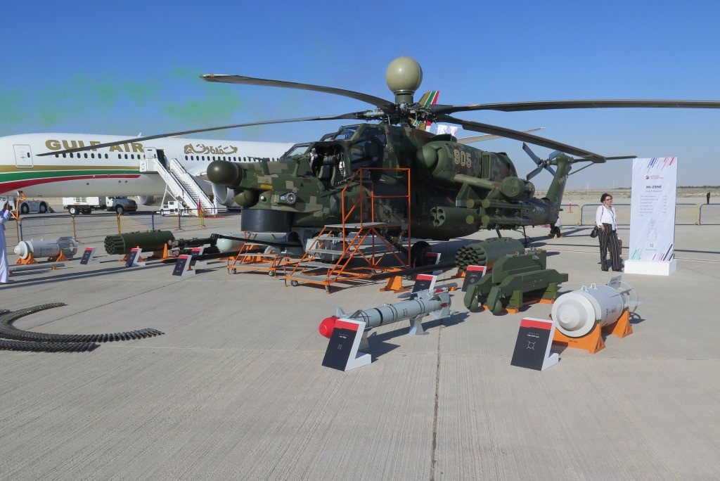 Trực thăng vũ trang MI-28H được trang bị hệ thống bảo vệ phức tạp, bao gồm cả hệ thống cảnh báo nguy hiểm và hệ thống bảo vệ chủ động. Hệ thống cảnh báo nguy hiểm đóng vai trò quan trọng trong việc cảnh báo phi hành đoàn về các mối đe dọa tiềm ẩn. 