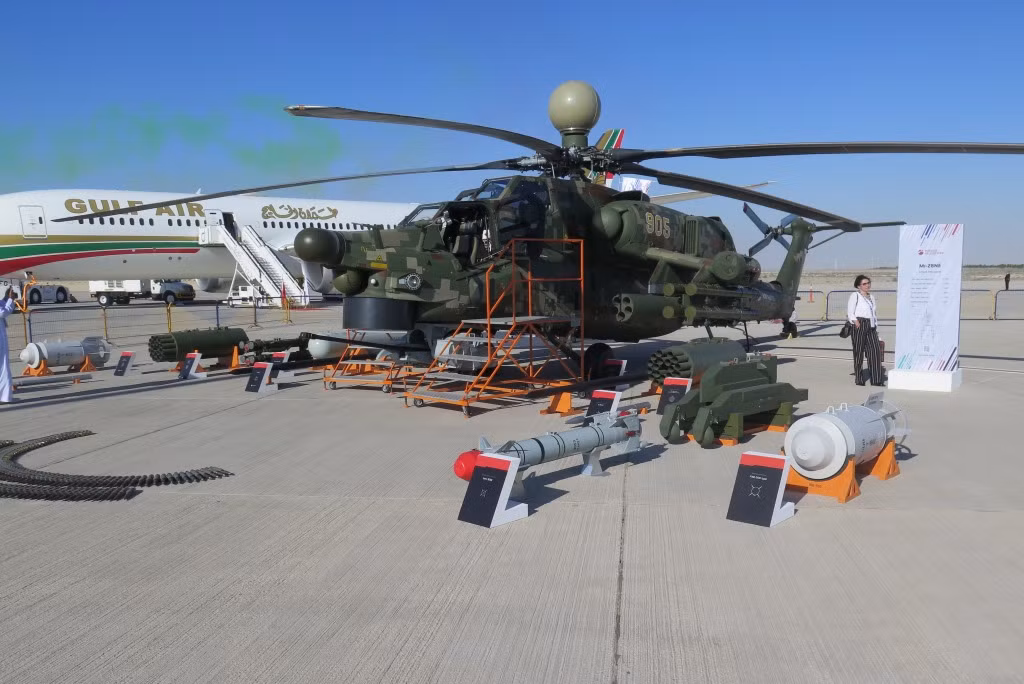 Trực thăng vũ trang MI-28H được trang bị hệ thống bảo vệ phức tạp, bao gồm cả hệ thống cảnh báo nguy hiểm và hệ thống bảo vệ chủ động. Hệ thống cảnh báo nguy hiểm đóng vai trò quan trọng trong việc cảnh báo phi hành đoàn về các mối đe dọa tiềm ẩn. 