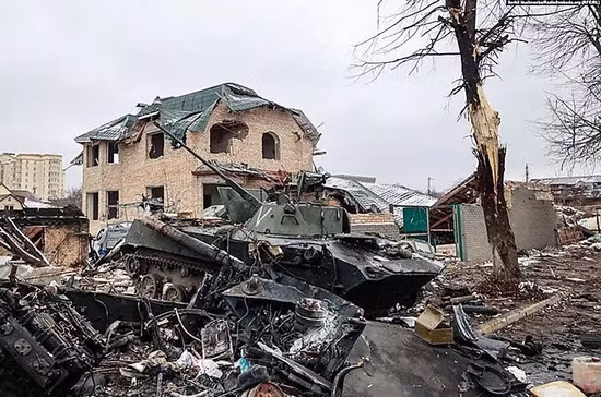 Nhiều tòa nhà tại Sieverodonetsk đã bị phá hủy và tình trạng vô cùng tồi tệ. Ngoài giao tranh tại các công sự trận địa vùng ven đô, các trận chiến ác liệt trên đường phố đã nổ ra giữa quân Nga và Ukraine; và các trận chiến đẫm máu để giành lấy một góc phố hoặc một ngôi nhà.