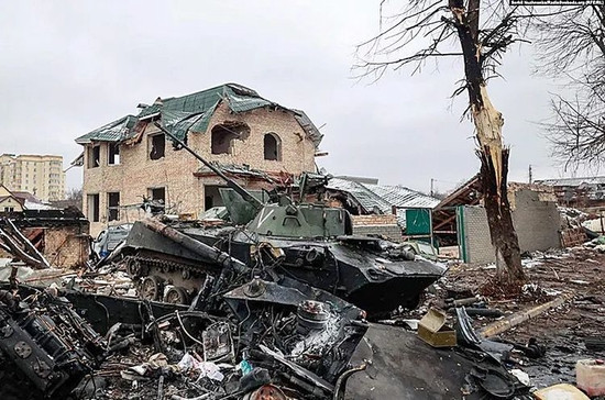 Nhiều tòa nhà tại Sieverodonetsk đã bị phá hủy và tình trạng vô cùng tồi tệ. Ngoài giao tranh tại các công sự trận địa vùng ven đô, các trận chiến ác liệt trên đường phố đã nổ ra giữa quân Nga và Ukraine; và các trận chiến đẫm máu để giành lấy một góc phố hoặc một ngôi nhà.