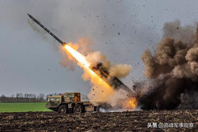 Ít nhất 16 đơn vị tiền phương của Quân đội Ukraine đã công khai phàn nàn về việc thiếu hỏa lực hạng nặng và thậm chí là thiếu vũ khí. Những người lính Ukraine này tin rằng, vì họ thiếu hỏa lực, nên ko thể kháng cự lại với Quân đội Nga, có hỏa lực gấp hàng chục lần.