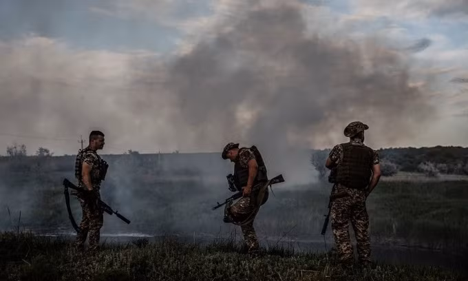 So với Quân đội Nga, Quân đội Ukraine thiếu vũ khí hạng nặng; mặc dù phương Tây dù đã cung cấp một số vũ khí tầm xa, nhưng số lượng quá ít. Mặt khác, Quân đội Nga có số lượng lớn pháo binh và xe tăng, đối mặt với hệ thống hỏa lực khủng khiếp này, Quân đội Ukraine rất khó ngăn cản.