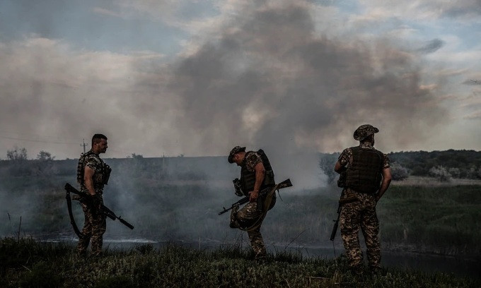 So với Quân đội Nga, Quân đội Ukraine thiếu vũ khí hạng nặng; mặc dù phương Tây dù đã cung cấp một số vũ khí tầm xa, nhưng số lượng quá ít. Mặt khác, Quân đội Nga có số lượng lớn pháo binh và xe tăng, đối mặt với hệ thống hỏa lực khủng khiếp này, Quân đội Ukraine rất khó ngăn cản.