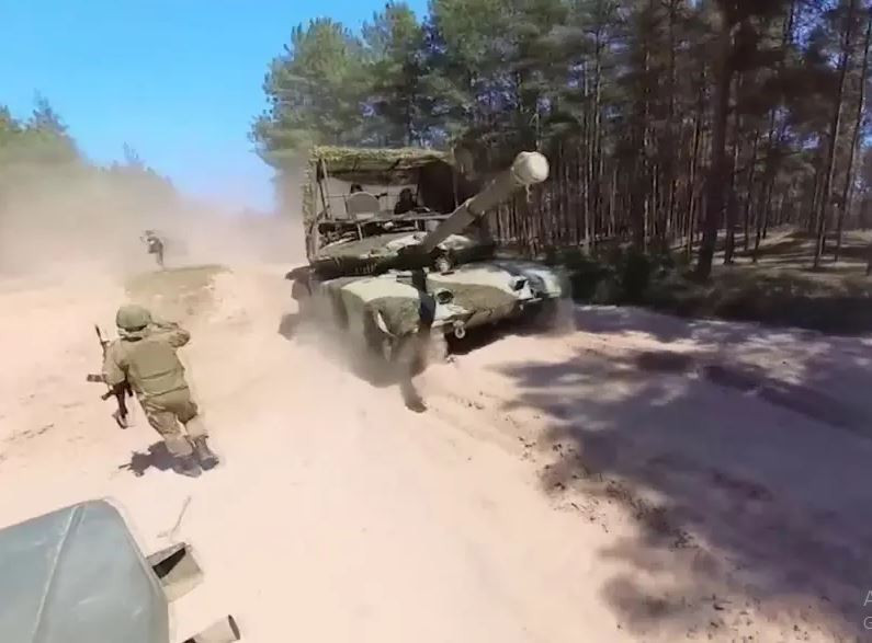 Trong khi Ukraine đang tập trung lực lượng ở khu vực Kharkov, thì quân Nga vẫn tiếp tục hành động theo kế hoạch, tấn công các trận địa phòng ngự và đường tiếp tế trọng yếu bằng hỏa lực pháo binh và không quân. Hành động này của Nga có thể khiến Ukraine kiệt sức; sau đó sẽ là đòn tấn công quyết định.