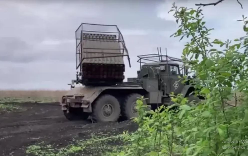 Mặc dù tốc độ tiến công của Quân đội Nga vào Kharkov tạm thời bị chậm lại, nhưng các hoạt động tác chiến vẫn diễn ra, khiến Quân đội Ukraine phải rút các lực lượng từ mặt trận khác, chuyển về tăng cường cho khu vực Kharkov; và như vậy làm suy yếu các mặt trận khác, tạo thời cơ cho quân đội Ukraine mở các cuộc tiến công. (Nguồn ảnh: Topwar, Sputnik, Ukrinform).