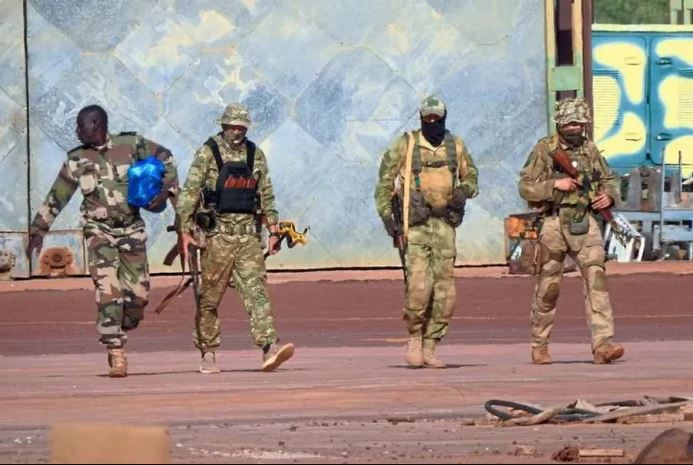 Vì vậy, không thể không loại trừ khả năng lực lượng đặc nhiệm Ukraine, sẽ hợp tác với tổ chức nổi dậy ở Mali để tấn công lính đánh thuê Wagner lần này, để đạt được mục đích gây thiệt hại nặng nề cho quân Wagner ở khu vực không phải trên lãnh thổ Ukraine.