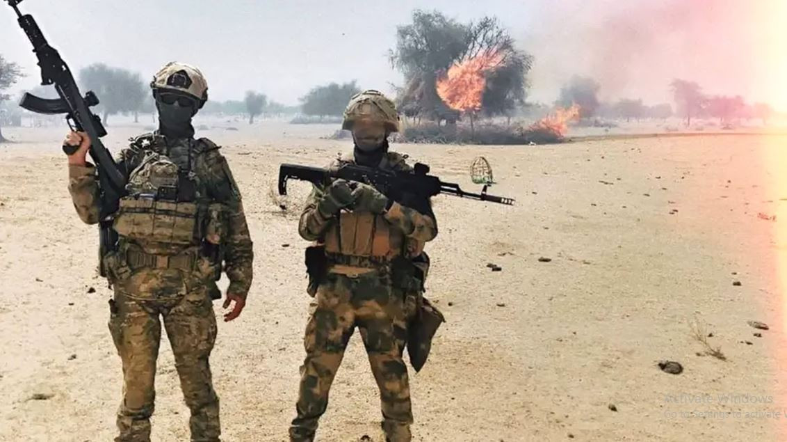 Ngoài ra, hãng tin BBC của Anh cho biết, một chỉ huy cấp cao của Wagner đã bị bắt trong trận phục kích trên. Chỉ huy này của Wagner đã tham gia nhiều trận đánh trên chiến trường Ukraine và có kinh nghiệm chiến đấu phong phú. Được biết, ông đã được Wagner bổ nhiệm làm chỉ huy chiến trường khu vực Mali, phụ trách phối hợp chiến đấu với Quân đội Mali.