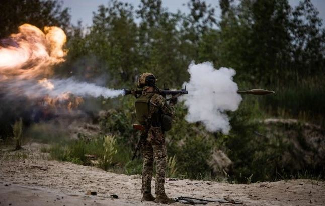 Quân đội Ukraine dù tỏ ra ý chí kháng cự ngoan cường, nhưng họ cũng chỉ ở thế thủ, khó khăn chống đỡ trước những đòn tiến dồn dập của quân Nga. Quân đội Ukraine cũng liên tục cố gắng mở các cuộc phản công bằng lực lượng thiết giáp và bộ binh nhằm phá vỡ thế bế tắc.