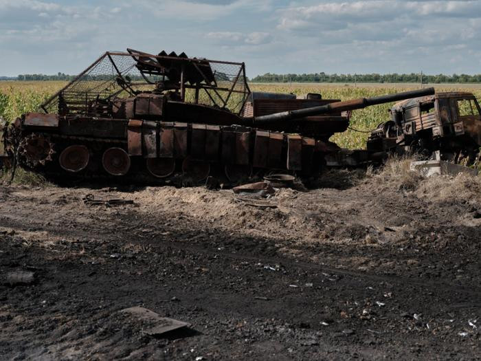 Trên hướng mặt trận Kursk, các trận đánh vẫn diễn ra ác liệt. Làng Novoivanovka và vùng ngoại ô phía đông của nó, cũng như làng Leonidovo lân cận, trở thành tâm điểm giành giật giữa hai bên. Quân đội Ukraine tiếp tục tập trung lực lượng tại đây, sử dụng vũ khí và trang thiết bị tiên tiến, trinh sát bằng UAV, có hỏa lực pháo binh mạnh mẽ, nhằm củng cố và mở rộng vị trí đầu cầu trong khu vực.