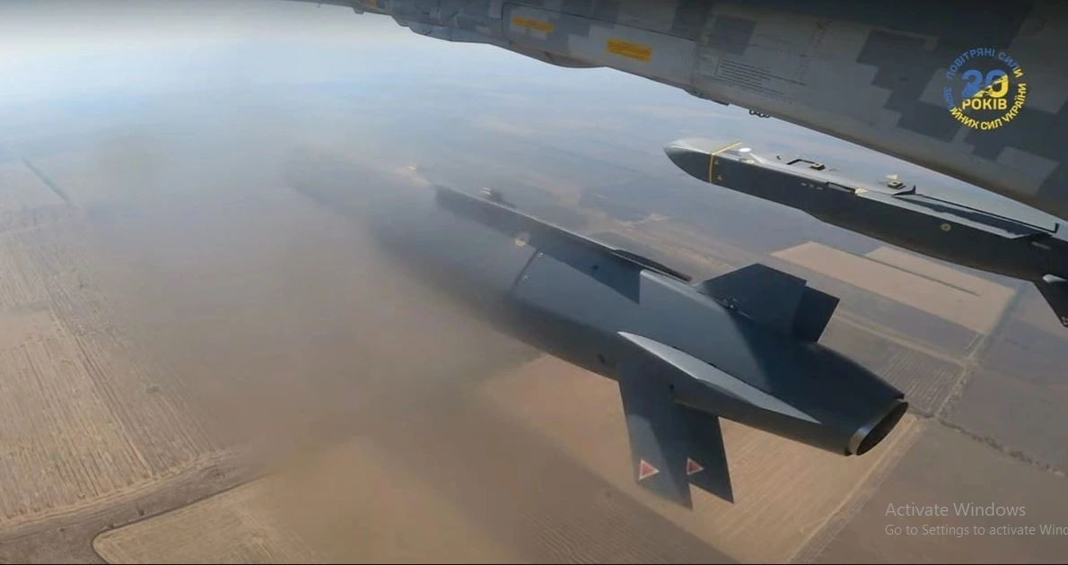 Thông tin của Ukraine cho biết, “một số chỉ huy Triều Tiên” đã bị tên lửa Storm Shadow tiêu diệt, đoạn video cho thấy sự thiếu chính xác đáng buồn của cú đánh. Hàng rào bị phá hủy ở ba nơi, khu vực công viên hiện rõ một hố nông nhưng tòa nhà hành chính không bị hư hại. Rõ ràng, tác chiến điện tử của Nga đã thay đổi được quỹ đạo của tên lửa Storm Shadow. (Nguồn ảnh: Topwar, Ukrinform, TASS).