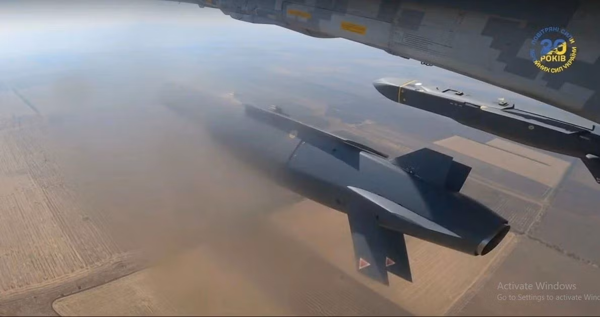 Thông tin của Ukraine cho biết, “một số chỉ huy Triều Tiên” đã bị tên lửa Storm Shadow tiêu diệt, đoạn video cho thấy sự thiếu chính xác đáng buồn của cú đánh. Hàng rào bị phá hủy ở ba nơi, khu vực công viên hiện rõ một hố nông nhưng tòa nhà hành chính không bị hư hại. Rõ ràng, tác chiến điện tử của Nga đã thay đổi được quỹ đạo của tên lửa Storm Shadow. (Nguồn ảnh: Topwar, Ukrinform, TASS).