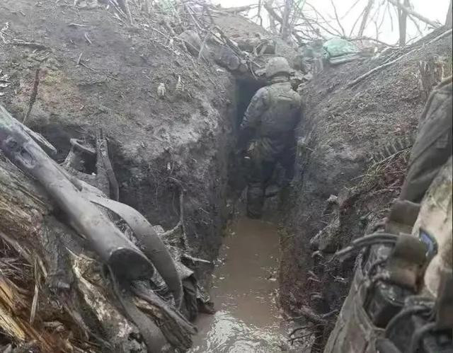 Mặc dù có quyết tâm chiến đấu và quyết tâm chính trị rất cao, nhưng làm thế nào để có thể giữ được Bakhmut hiện ở trong hoàn cảnh “mưa bom, bão đạn” và sự áp sát của lực lượng bán quân sự Wagner của Nga, lại là một câu chuyện khác, khi thực tế quân Ukraine bị thương vong hàng trăm người mỗi ngày tại đây. 