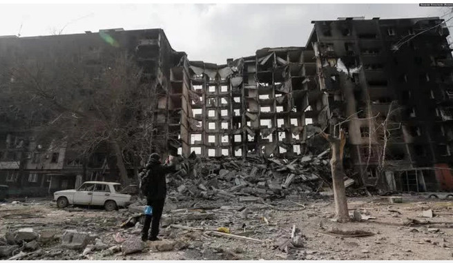 Tuy nhiên ông Zelensky lưu ý rằng, nhiều binh sĩ Ukraine từ chối rời Mariupol, vì họ không thể bỏ lại những người bị thương và thiệt mạng: “Lực lượng của chúng tôi vẫn hiện diện bên trong Mariupol”.