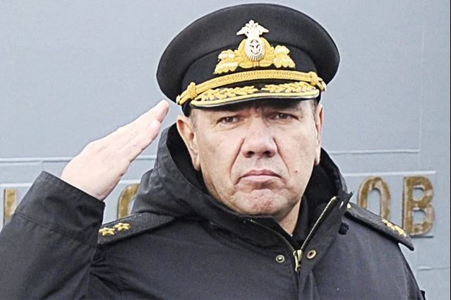 Ngày 19/3, tại một buổi lễ được tổ chức tại một cảng nào đó ở Nga, Đô đốc Moiseev, cựu Tư lệnh Hạm đội phương Bắc đã xuất hiện tại buổi lễ. Nhưng khi ông xuất hiện tại buổi lễ, người chủ trì đã giới thiệu chức danh của ông là quyền Tư lệnh Hải quân Nga, đây là sự xác nhận chính thức (Ảnh: Đô đốc Alexander Moiseev).
