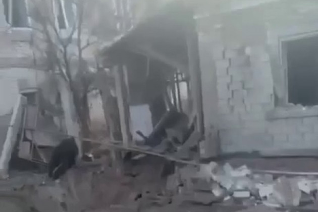 Cùng lúc đó, Sư đoàn bộ binh cơ giới cận vệ số 144 của Quân khu Leningrad của Quân đội Nga cũng xuất hiện ở khu vực xung quanh Suja. Sau khi quân Ukraine tiến vào thị trấn Suja, họ đã bị Quân đội Nga bao vây và không thể nhận được quân tiếp viện và hậu cần.