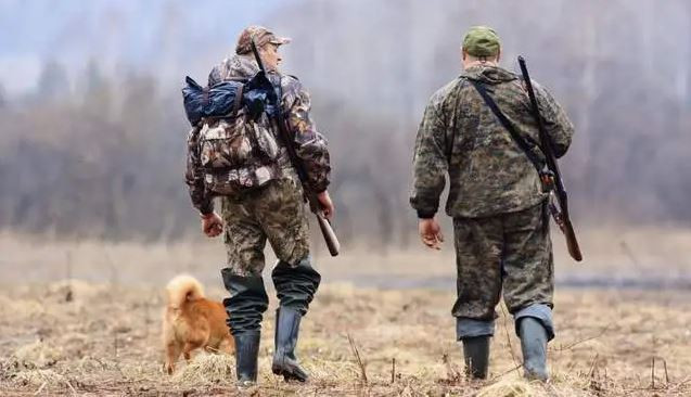 Được biết, một sĩ quan Ukraine đang tìm kiếm nguồn nước ở khu vực Kolenev của vùng Kursk thì chạm trán với một thợ săn người địa phương tên là Yuri Vedrashko. Người thợ săn đã bắt sống sĩ quan Ukraine và đưa anh ta đến khu vực quân Nga đóng quân. 