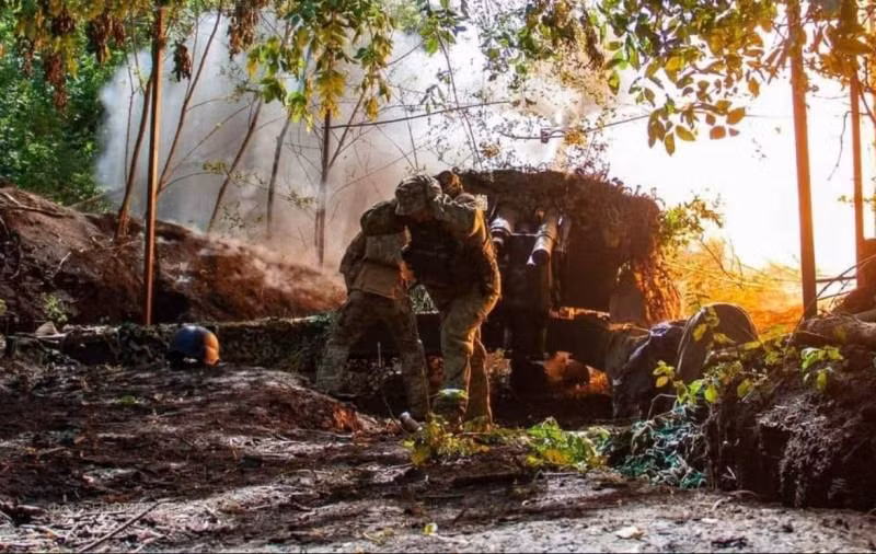 Quan chức Ukraine cũng cho biết, quân đội Ukraine đã đạt được "tiến bộ chậm nhưng chắc chắn" trong việc dọn sạch các bãi mìn dày đặc của Nga và các vật cản khác. Đồng thời, pháo binh Ukraine không ngừng tấn công vào các trận địa pháo binh, kho đạn và sở chỉ huy của Nga ở phía sau chiến tuyến.