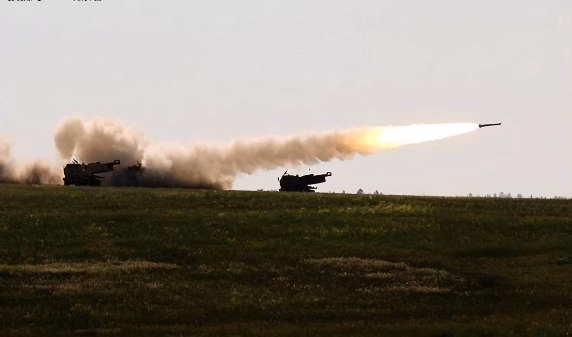 Việc Quân đội Ukraine đưa tên lửa HIMARS vào chiến đấu, việc này có ảnh hưởng rất mục tiêu đến các chiến thuật hiện tại của Quân đội Nga. Một khi tuyến cung cấp hậu cần bị phá hủy, chiến thuật làm mềm chiến trường bằng hỏa lực pháo binh của Quân đội Nga, sẽ không bền vững.