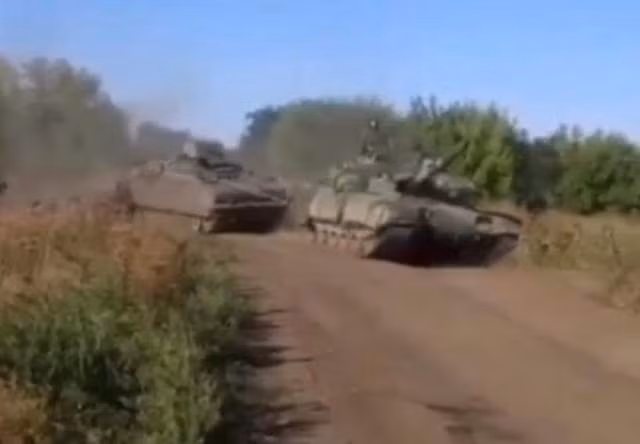 Đã hơn một tuần kể từ khi Ukraine chính thức tuyên bố bắt đầu chiến dịch phản công ở miền nam. Quân đội Ukraine đã công bố đoạn video ghi lại cảnh chiến đấu vào ngày 5/9; trong ảnh, lính thủy đánh bộ Ukraine đang sử dụng xe tăng và phương tiện phục kích chống mìn do Thổ Nhĩ Kỳ cung cấp, để cận chiến ác liệt với quân đội Nga ở khu vực Kherson.