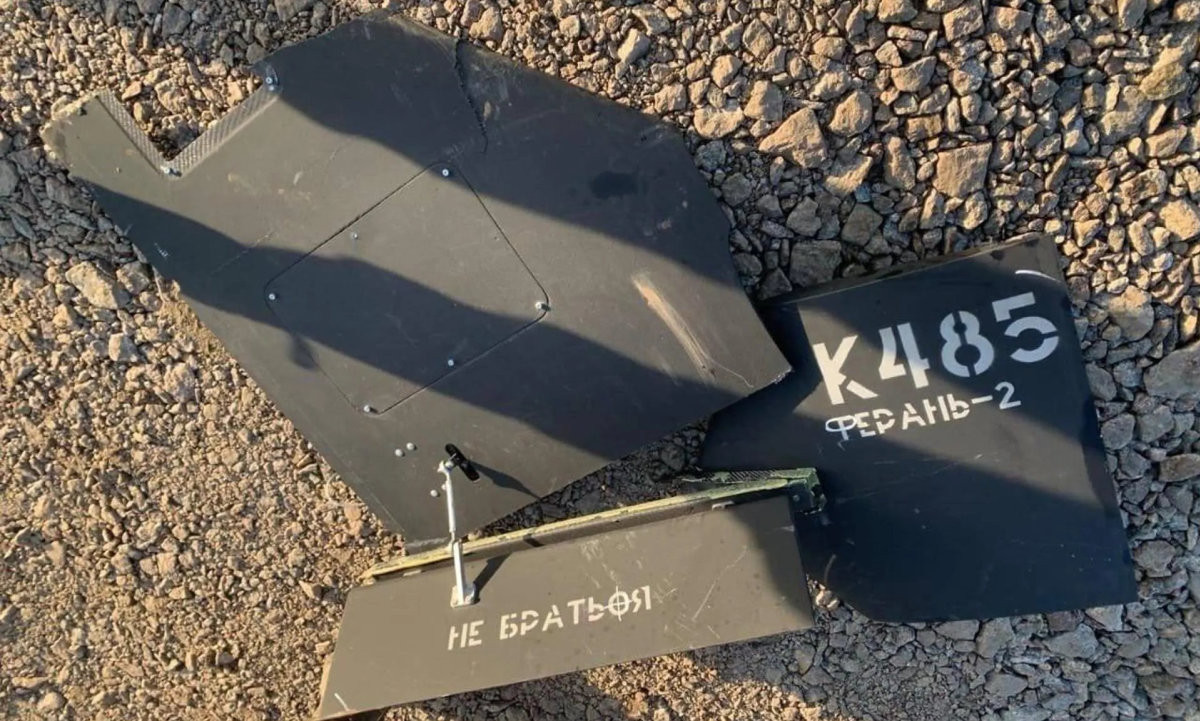 Theo người phát ngôn của Quân đội Ukraine, trong đêm 29/9, nhiều khu vực trên lãnh thổ Ukraine đã bị 22 chiếc UAV tự sát của Nga tấn công, trong đó lực lượng phòng không Ukraine đã "bắn hạ" 15 chiếc. Trong số còn lại, 5 chiếc rơi vì bị tác chiến điện tử và không có thông tin về 2 chiếc còn lại “đã đi đâu”. Phía Ukraine nhấn mạnh rằng, “không có thiệt hại” trên mặt đất? (Nguồn ảnh: Topwar, TASS).