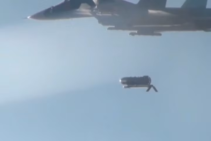 Không quân Nga lựa chọn thời điểm thả bom vào ban ngày, khi quân Ukraine đang hoạt động mạnh ở khu vực này. Một quả bom cực mạnh đã được thả xuống nhà máy tổng hợp Volchansk, đó chính là loại “siêu bom” FAB-3000, với mô-đun cánh lượn UMPC.