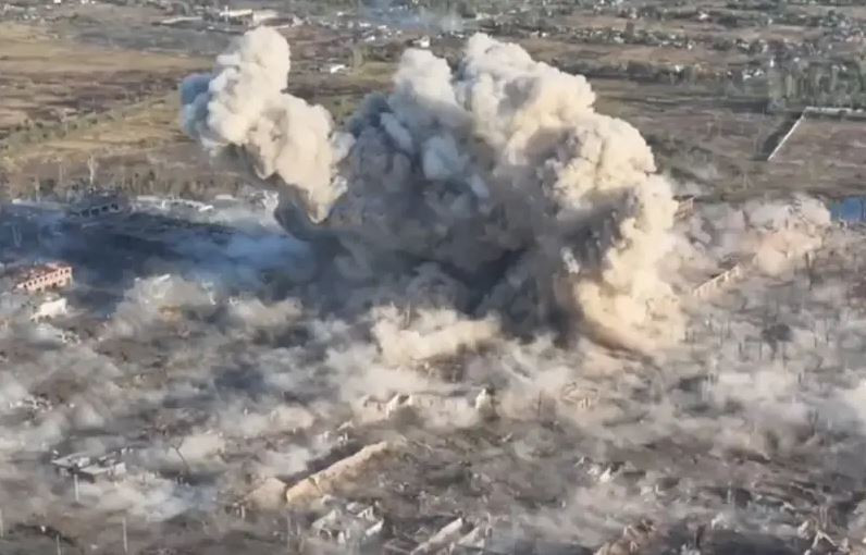 Hãng tin nhà nước Ukraine Ukrinform cho biết, vào sáng 29/9, máy bay Nga đã tấn công nhà ga thành phố Zaporozhye với số lượng là 13 quả bom. Nhà chức trách không cho biết chính xác mục tiêu nào đã bị trúng bom, nhưng theo thông tin của Ukrinform, một số quả bom đã đánh trúng vào nhà ga Zaporozhye-1. Thiệt hại gì không được tiết lộ, nhưng có thiệt hại về toa xe và sự chậm thời gian chạy tàu đã được công bố.