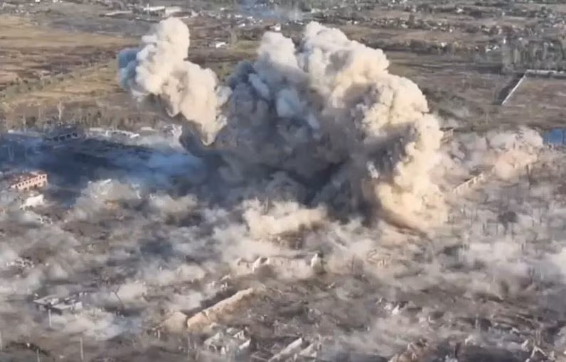 Hãng tin nhà nước Ukraine Ukrinform cho biết, vào sáng 29/9, máy bay Nga đã tấn công nhà ga thành phố Zaporozhye với số lượng là 13 quả bom. Nhà chức trách không cho biết chính xác mục tiêu nào đã bị trúng bom, nhưng theo thông tin của Ukrinform, một số quả bom đã đánh trúng vào nhà ga Zaporozhye-1. Thiệt hại gì không được tiết lộ, nhưng có thiệt hại về toa xe và sự chậm thời gian chạy tàu đã được công bố.