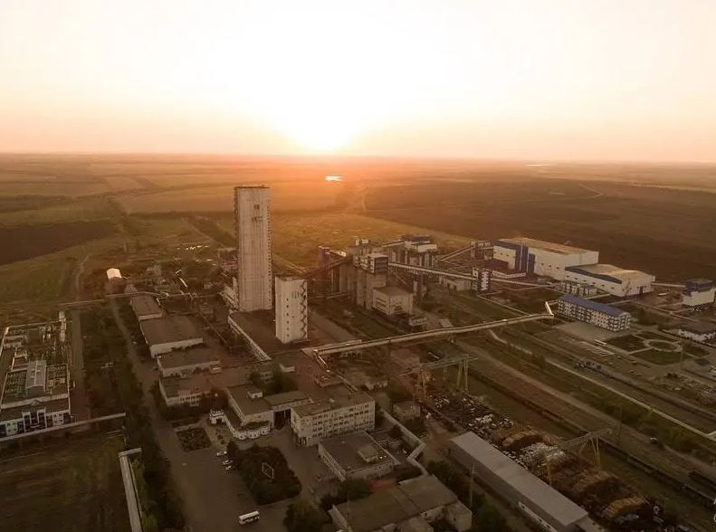 Cùng lúc đó, quân Nga tiến vào các làng Udachnoye và Uspenovka ở phía tây nam Pokrovsk. Tại khu vực làng Udachny, quá trình quân Nga tiến tới mỏ và nhà máy chế biến Pokrovskaya vẫn tiếp tục. Theo số liệu mới nhất, quân Nga chỉ còn khoảng 1,3 km nữa là đến khu mỏ than quan trọng này.