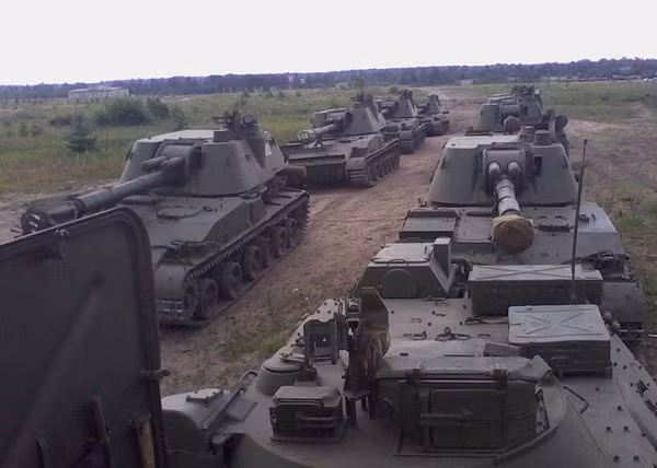 Ngoài việc triển khai số lượng thiết giáp đáng kể, truyền thông Nga cho biết, 6 khẩu pháo tự hành 120 mm đã di chuyển theo hướng Konstantinovka và có lẽ sau đó là theo hướng Horlivka. 