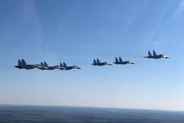 Nga hiện có khoảng 500 máy bay chiến đấu, máy bay cường kích và máy bay ném bom trong tình trạng sẵn sàng chiến đấu ở quân khu phía Tây và Nam; số máy bay này sẽ tấn công Quân đội Ukraine, trong trường hợp Ukraine tấn công vào các nước cộng hòa tự xưng ở Donbass.