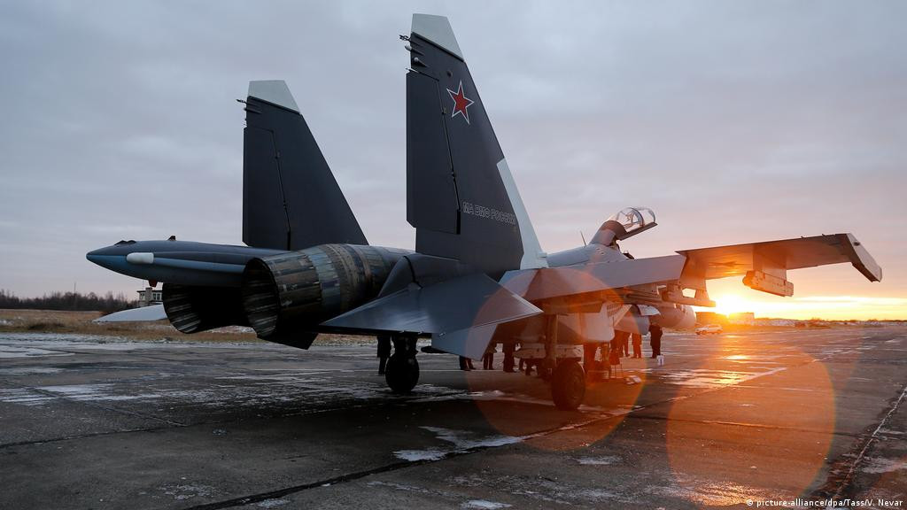 Chuyên gia của tờ Topwar từ Nga thì cho rằng: “Nếu Nga thực sự có kế hoạch đẩy lùi Lực lượng vũ trang Ukraine ở Donbass, thì chỉ cần từ 40-50 máy bay chiến đấu, sẽ là quá đủ cho điều này; vì hiện tại, trang bị của lực lượng phòng không và Không quân Ukraine là tại khu vực là rất yếu”.