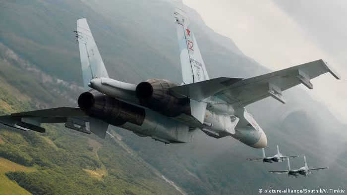 Ngoài ra có khoảng một trăm máy bay chiến đấu (chủ yếu là trực thăng vũ trang) của Không quân Nga, nằm trên lãnh thổ của nước láng giềng Belarus; trong khi phần còn lại của máy bay chiến đấu và trực thăng vũ trang nằm dọc theo các khu vực phía tây, nam và tây bắc của biên giới giữa Nga và Ukraine.