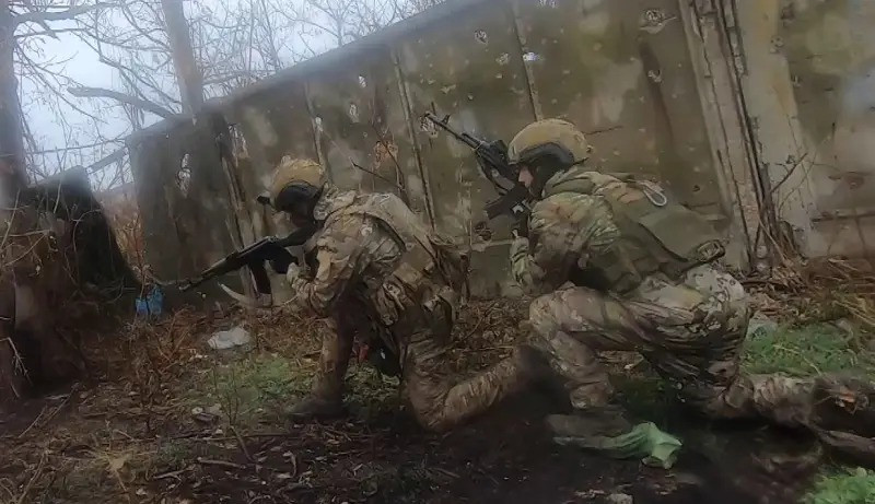 Tại khu vực kênh đào Severski Donets - Donbass, ba đơn vị quân tinh nhuệ của Nga đã đạt được những tiến triển ban đầu, kiểm soát được khu rừng gần sông và tiếp cận một số tòa nhà. Sau khi quân Nga giải chiếm làng Grigorovka ở phía bắc Chasov Yar vài ngày trước, tình hình của AFU tại đây đã xấu đi rõ rệt; nhưng quân Ukraine vẫn tiếp tục kháng cự mạnh mẽ.